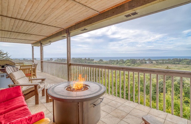 Ocean-view Home, King Suite, 2 Living Areas, Double Decks and Fire Pit!