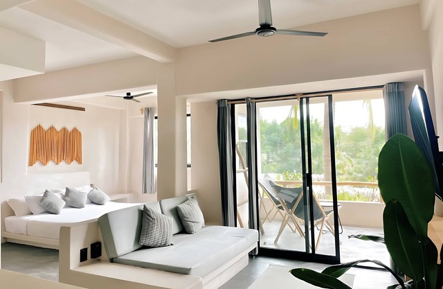 Ocean View King | AC | Daily Clean | WiFi