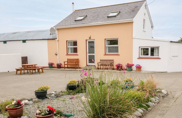 OCEAN VIEW, pet friendly, with open fire in Skibbereen, County Cork