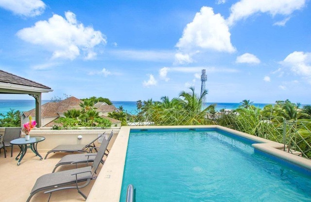 Ocean views apt with shared rooftop pool: Beacon Hill Surf