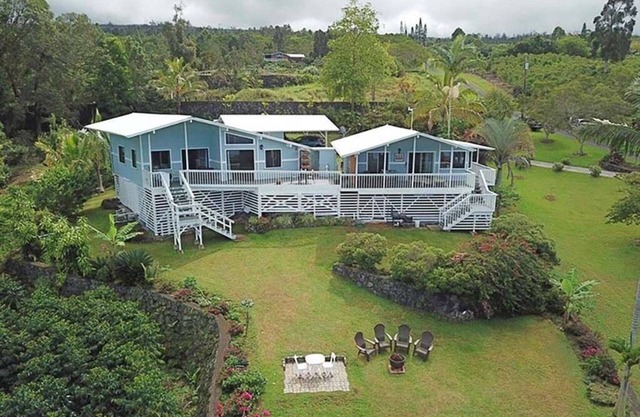 Ocean Views from Private Lanai 1 bed/1 bath Cottage on a 100% organic Farm!