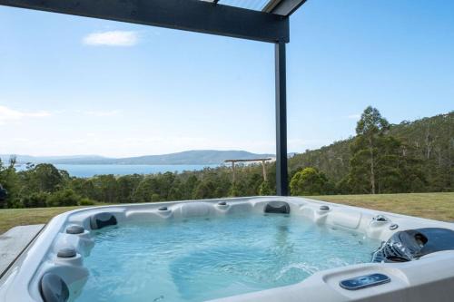Ocean views, spacious & private, hot hub