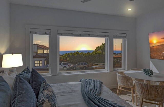 Ocean VIEWS! Steps from Victoria Beach, Lux Design