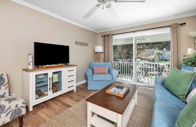 Ocean Walk L-4: Upstairs 2 bed/2 bath condo