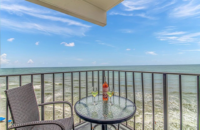 Oceanfront 2BR/2BA Condo - Panoramic Ocean Views, Sleeps 6