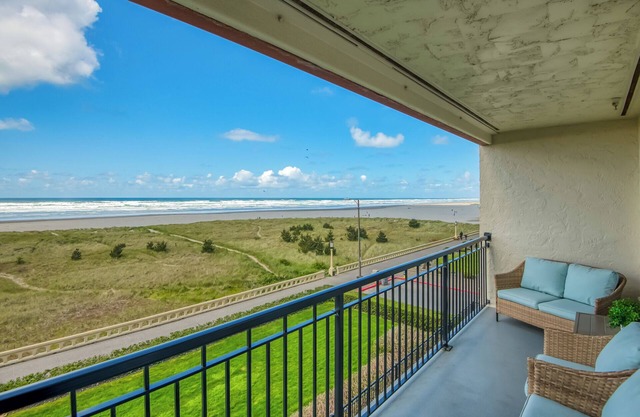 Oceanfront 3rd floor Balcony 2 blocks to Turnaround-Work Remotely