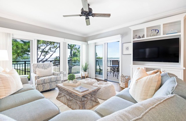 Oceanfront, 4th Floor, Updated, Open Plan & Super Stylish