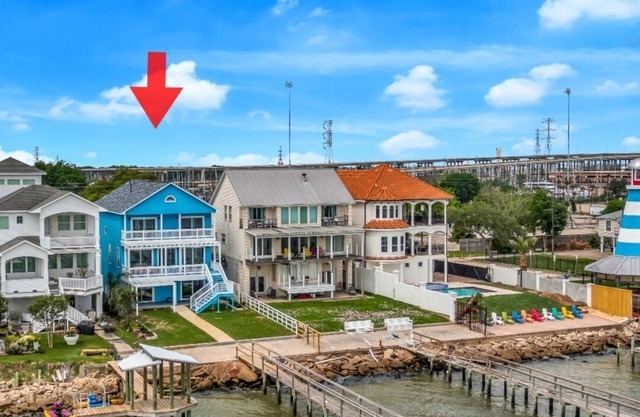 Oceanfront Retreat -Steps from Kemah Boardwalk! Last Minute Deals 832 628 7869!