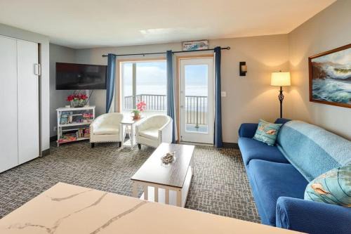 Oceanfront Suite - Sleeps Six - Pool & Hot Tub
