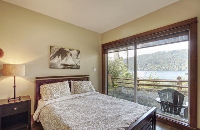 Oceanfront view, sleep 7, pet friendly in Port Renfrew BC
