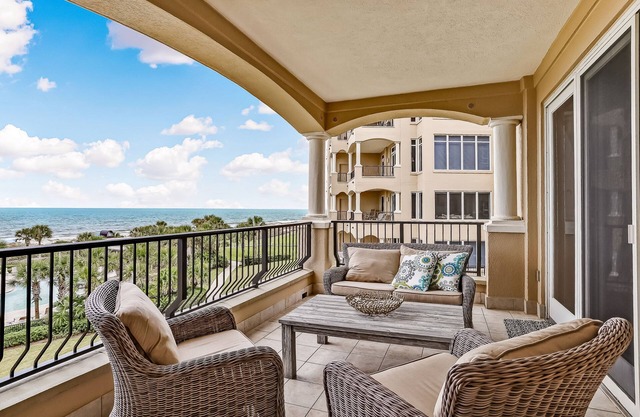 Oceanfront villa with sunrise/sunset views, pool & AC - dog-friendly