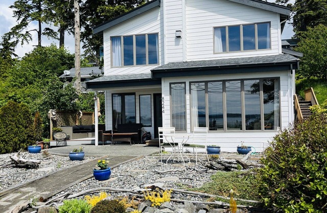 Oceanside Retreat ~ Private Beach in Quaint Seaside Town