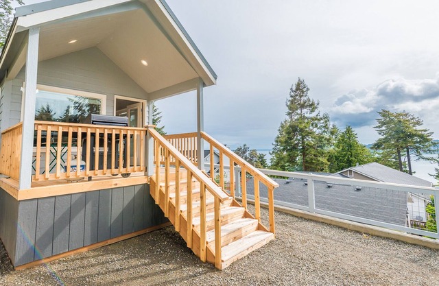 Oceanside: Strait of Juan de Fuca tiny home