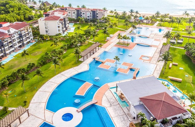 Oceanview Condo + BBQ, Resort Pool, Gym & Tennis