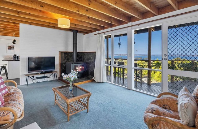 "Oceanview Retreat" - 20kms from CBD - Sleeps 10.