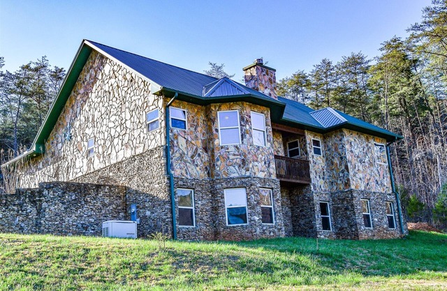 Ocoee Stone Lodge | 3 Bed, 2 Bath | Wifi | Fireplace