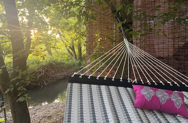 Off-grid creekside treehouse w/fire-pit, hammock