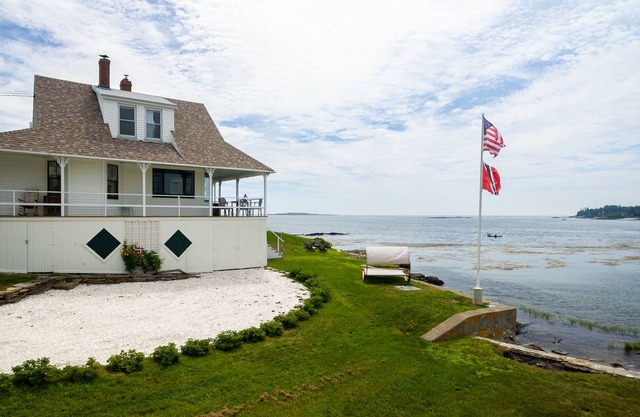 Offering unparalleled views of the historic Cribstone Bridge and Casco Bay.