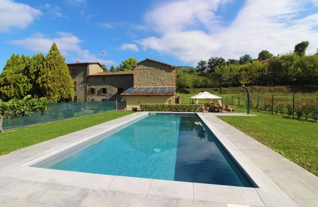 Old country mill about 12 km from the city of Arezzo, private and fenced swimming pool. Ideal villa