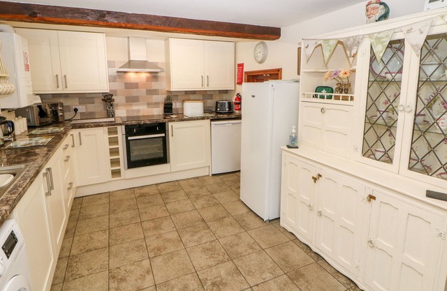 OLD HALL COTTAGES, pet friendly, with a garden in Mayfield