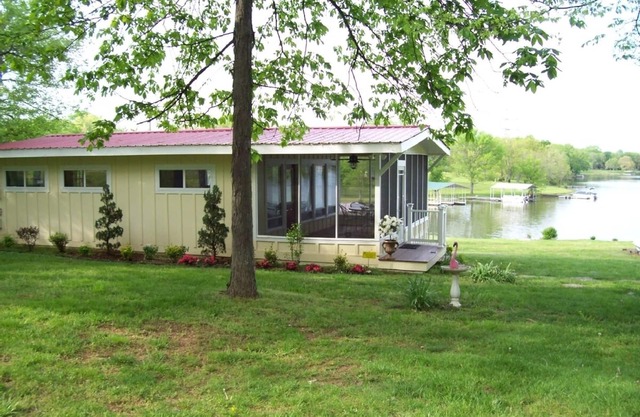 Old Hickory Lake's Moonlit Bay Honeymoon Cabin - 25 miles from Nashville