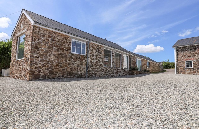 OLD ORCHARD BARN, pet friendly, luxury holiday cottage in St Mellion