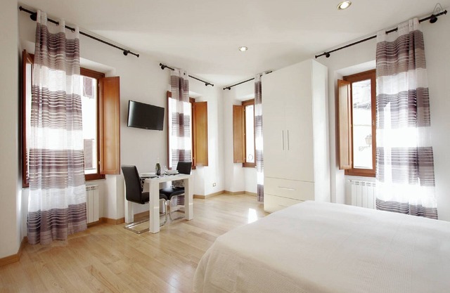 Old Rome area-6 pax-Silent-Air conditioned-Historical Roman building