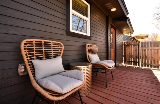 old Town Bungalow - 4 blocks to historic square