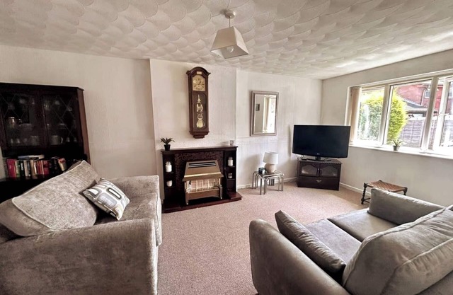 Oldham Bungalow Retreat: 2BD Peaceful Comfort