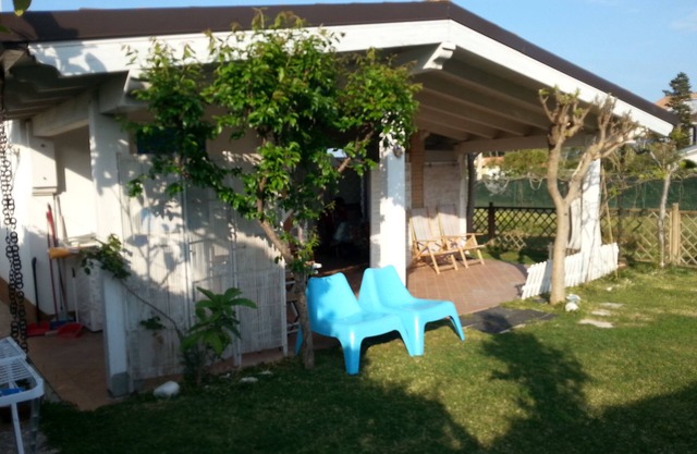 OLEANDER COTTAGE - ONE HUNDRED STEPS FROM THE BEACH