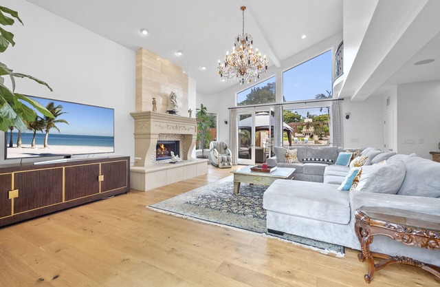 Olite Luxury Estate - Massive Yard, Pool/Spa, Fast WiFi & Outdoor Fireplace