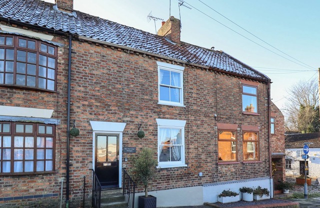OLIVE TREE COTTAGE, family friendly, with a garden in Louth