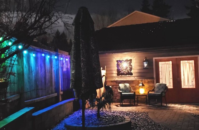 Olympia Hideaway- Classy, Cozy and Chic!