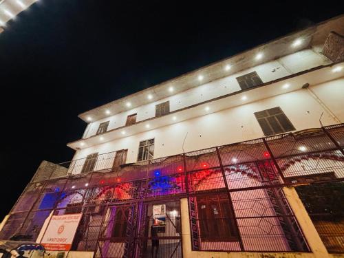 Omji Spiritual Stays - Shri Ram Janki Ashram, 10 min walk to Hanuman Garhi temple
