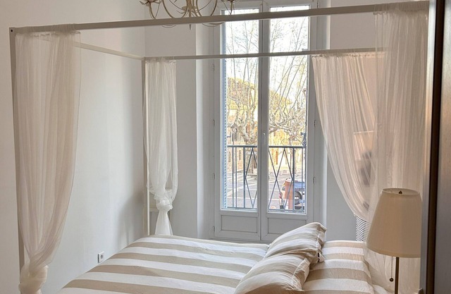 Omnia. A charming 2-bedroom apartment in old-town Fréjus - WiFi, Smart TV & AC.