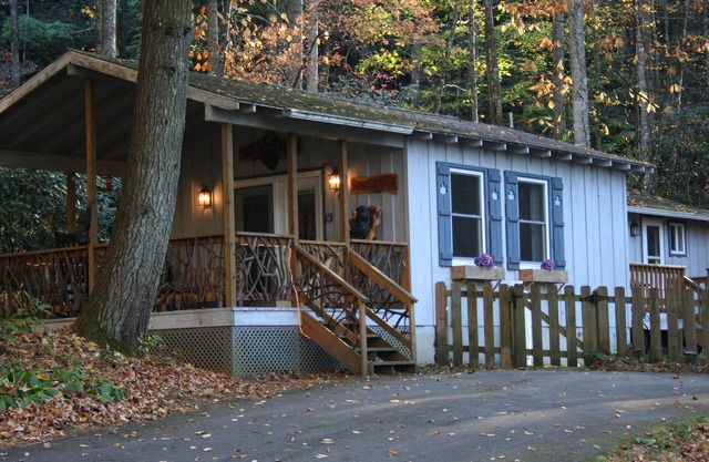 On Babbling Brook - Hot Tub - Grill - Fireplace - WiFi - Fenced - Pets OK