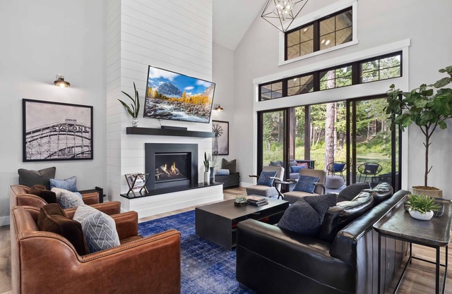 On Golf Course -4 King Suites + Bunk Suite -Walk to Winery- Dog Friendly