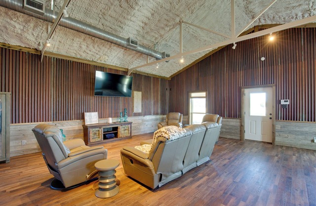On Spacious Ranch: Quiet Kaufman Studio Cabin!