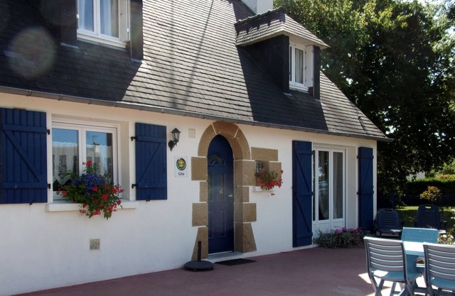 On the beach road, the gîte "La maison bleue" 3 bedrooms / 6 people