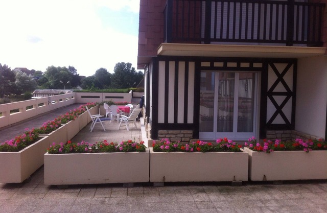 On the edge of the Marcel Proust promenade, large south-facing T2, 700 m from the casino.