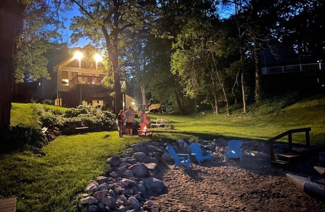 On the Lake! Sleeps 14 waterfront and beach