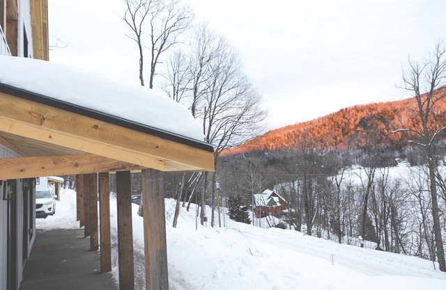 On the mountainside, spectacular view, lake access, fireplace and spa