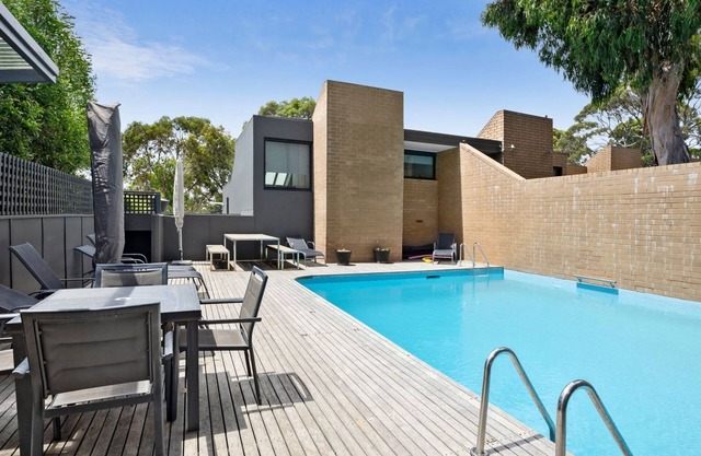 One At Eight - Pure Class, Perfect Location