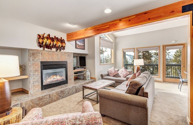 One Bdrm Condo. AMAZING VIEWS. On bus route. Pet friendly.