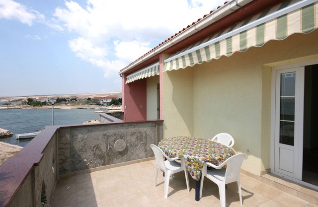 One bedroom apartment near beach Kustići, Pag (A-4081-c)