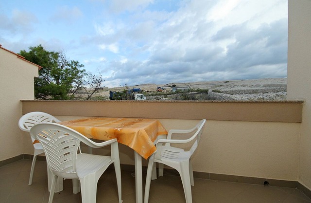One bedroom apartment near beach Kustići, Pag (A-6376-g)
