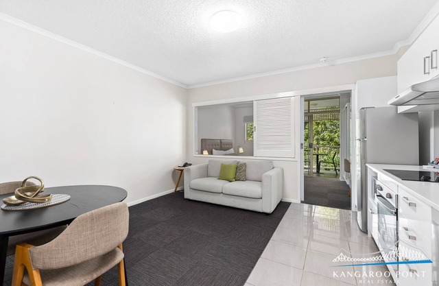 One Bedroom in the Heart of Kangaroo Point with Pool & Parking