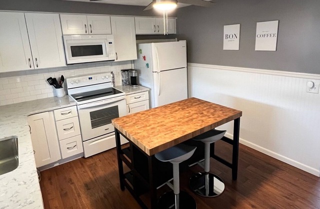 One bedroom Penthouse 5min from Airport and Montage Ski Resort!