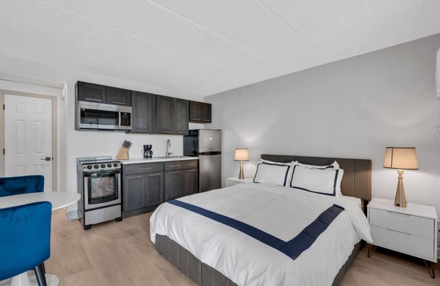 One Block to the Beach! + Free Parking