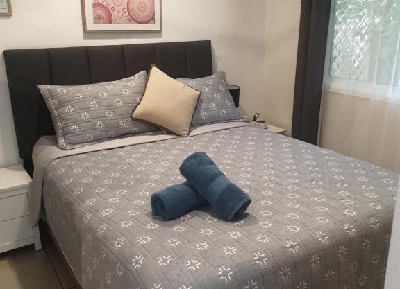 One BR GUESTHOUSE with private courtyard Sleeps 4 people Pet Friendly 950 metres from the beach